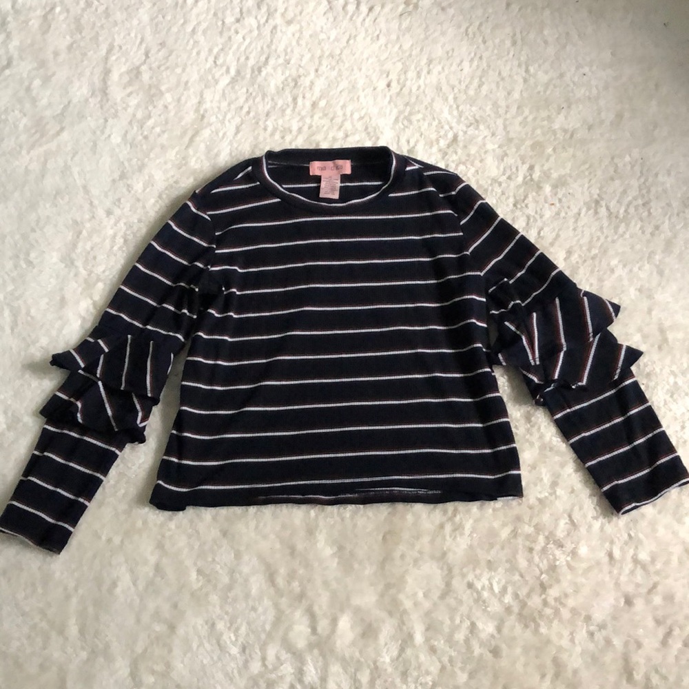 Ruffled sleeve long sleeve shirt.